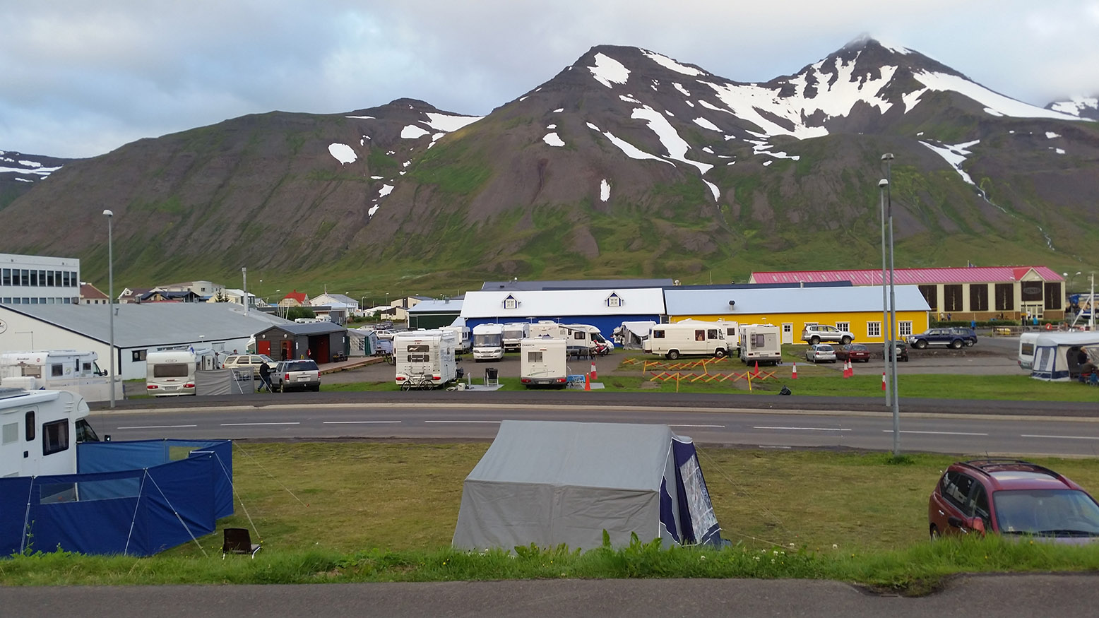 Bílarnir streyma að á Síldarævintýrinu