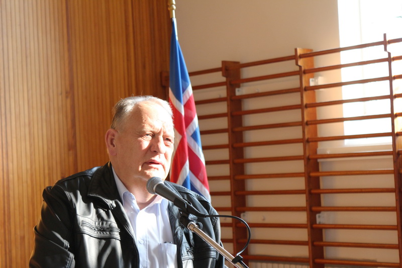 Illugi Gunnarsson skrifar undir lestrartak