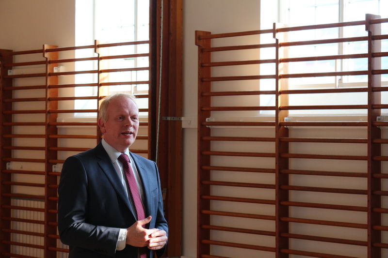 Illugi Gunnarsson skrifar undir lestrartak