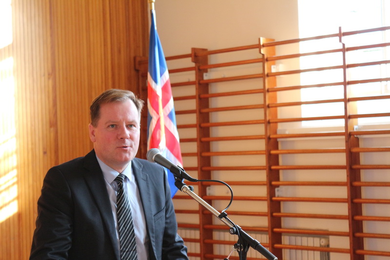Illugi Gunnarsson skrifar undir lestrartak