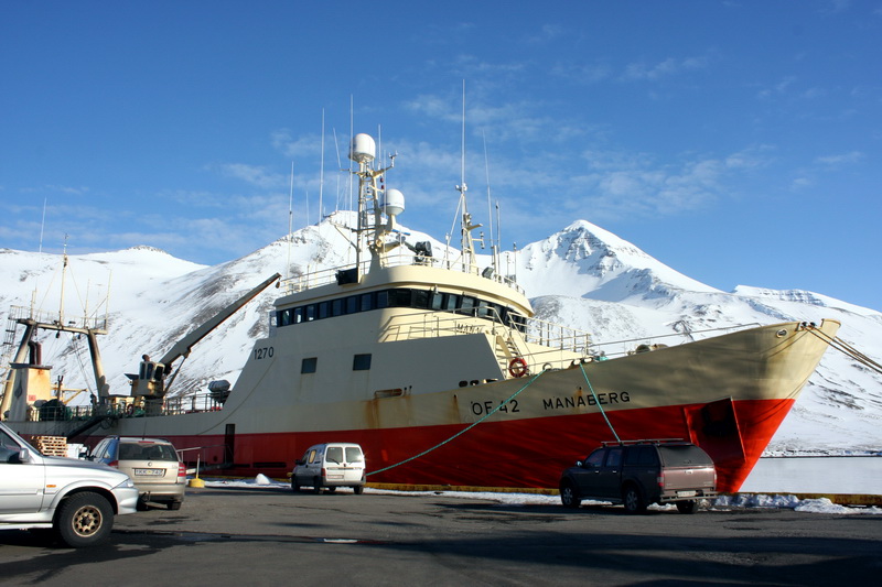 Mánabergið komið í höfn