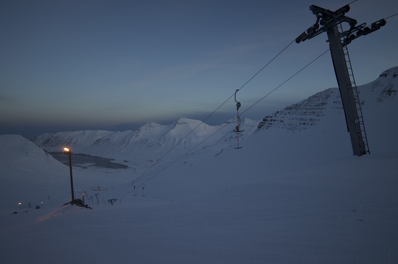 skíði