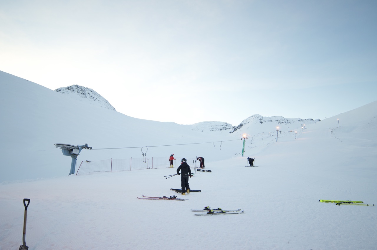 skíði