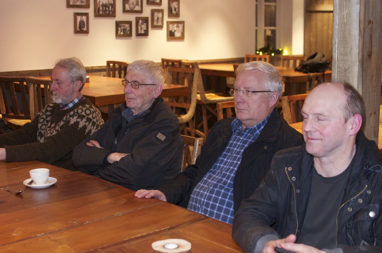 Össur Skarphéðinsson les uppúr bók sinni Ár drekans