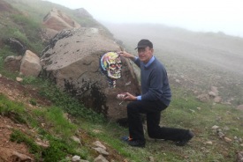 Ragnar P�ll leggur lokah�nd � hausk�pumyndina, � �okunni vi� Skar�sveginn. Mynd: J�nas Ragnarsson 