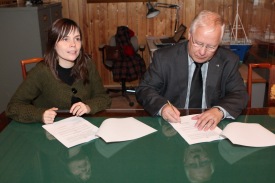 Katr�n Jakobsd�ttir og Gu�mundur Skarph��insson vi� undirskrift samningsins. Mynd: Sveinn �orsteinsson