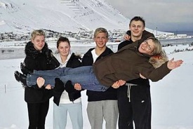 Jóhanna skólastjóri í fanginu á Guðrúnu Ósk, Sigríði Dönu, Hilmari og Hannibal. Ljósmynd. Sigurður Ægisson.