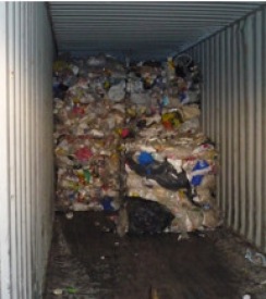 Plast r grnu tunnunni  lei til endurvinnslu.	