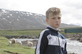 Drengurinn var strinn  svip skum ess a lmbin vildu ekki iggja pelann