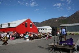 Fj�ldi f�lks hl�ddi � t�nleika Bj�rns J�rundar