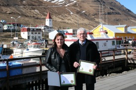 Gu�n� og J�n D�rfj�r� me� vi�urkenningarnar