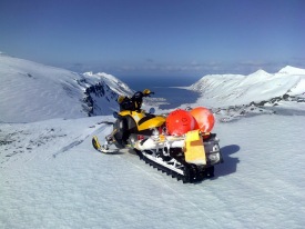 Mep Siglufj�r� � bakgrunn. Lj�smyndari; Raggi Ragg