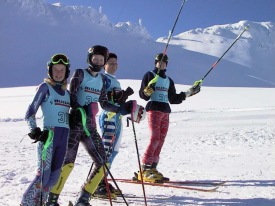 Undir Skar�shnj�k � Skar�sdal; Ester, Sandra, �sd�s J�na og R�gnvaldur. Lj�sm. Hj�rtur Hjartarson