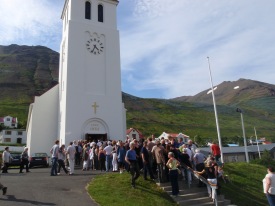 Margföld biðröð niður á Lindargötu