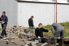 Valur Hilmarsson a�sto�ar Rau�ku. Lj�smyndari; H�r�ur J�l�usson