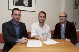� myndinni eru Ragnar J�nasson, �orvaldur Dav�� Kristj�nsson og Bjarni �orsteinsson, �tg�fustj�ri Veraldar.