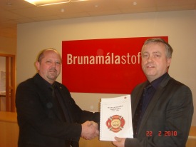 Á myndinni eru Þórir Kr. Þórisson, bæjarstjóri Fjallabyggðar og Björn Karlsson, brunamálastjóri við undirritunina.